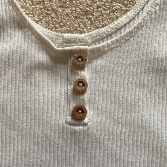 White tank top from garage, size M. Excellent condition only worn once. - Picture 2 of 3